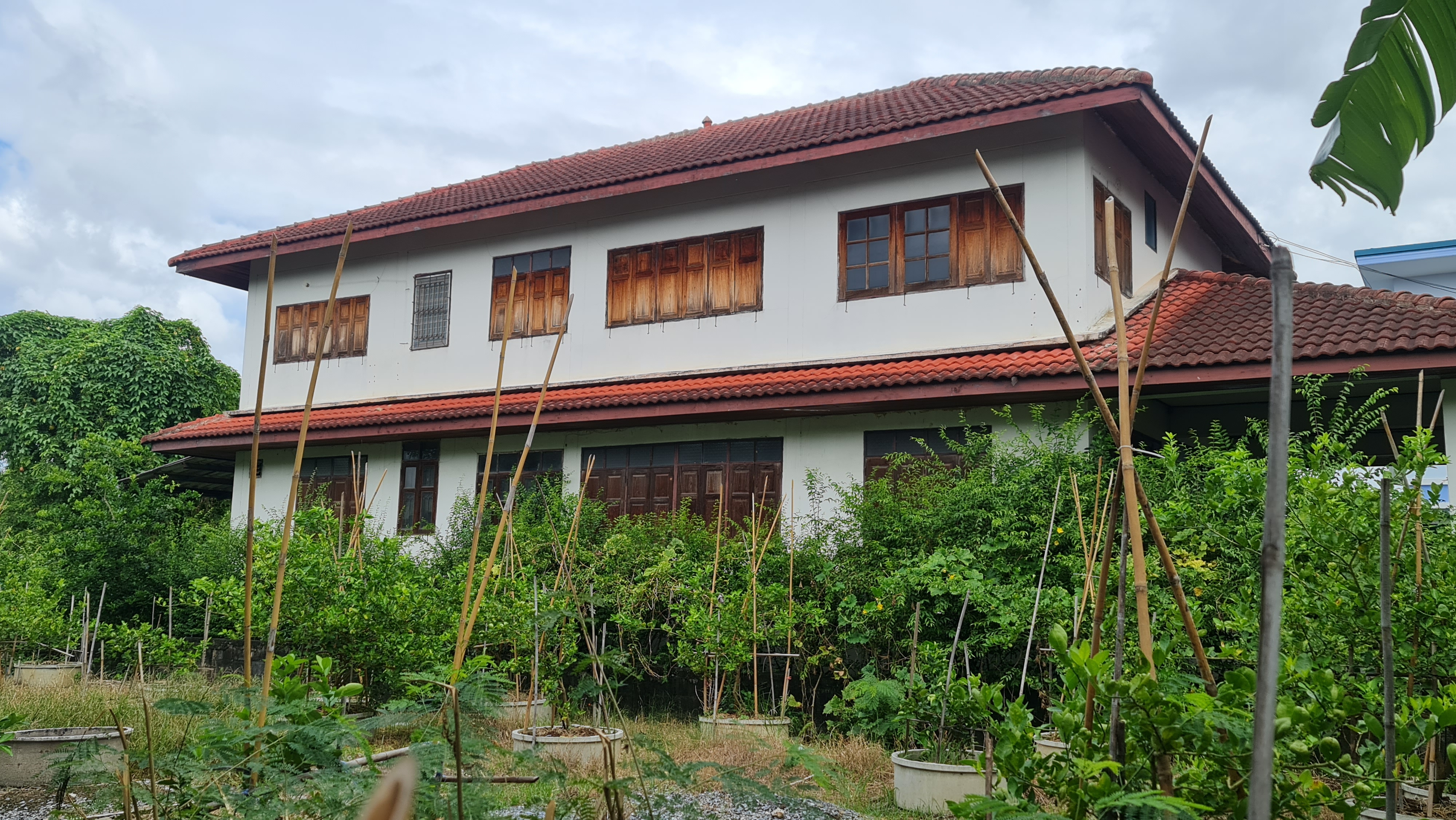 [ขายด่วน] ที่ดินแปลงใหญ่ 498 ตร.ว. พร้อมบ้านหลังใหญ่ ติดคลอง บรรยากาศร่มรื่น ย่านบางกรวย
